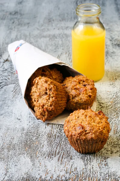 Πλιγούρι βρώμης muffins και χυμό πορτοκαλιού — Φωτογραφία Αρχείου