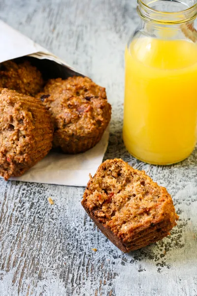 Muffin di farina d'avena e succo d'arancia — Foto Stock