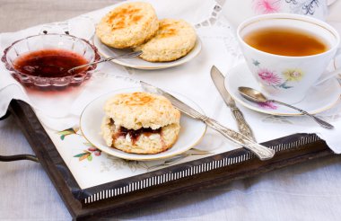 elma çörekler çay ile servis edilir, tepsiye jam