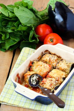 Ispanak ve ricotta patlıcan ruloları