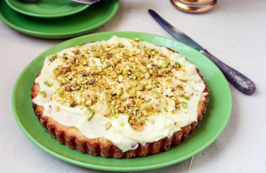 Şeftali, fıstıklı ve beyaz çikolatalı kek