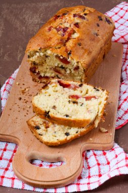 Erik ve çikolatalı kek