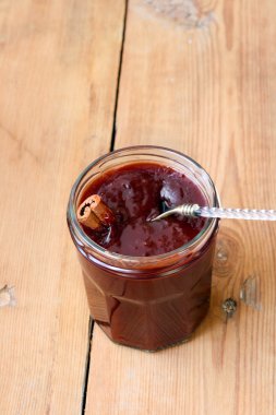 Erik ve çikolatalı reçel