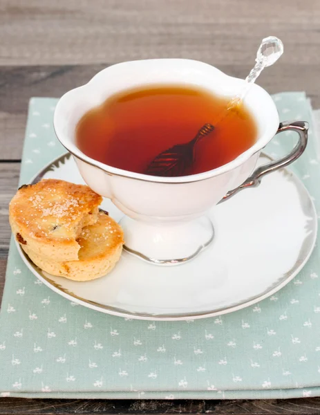 Cup of tea and biscuits — Stock Photo, Image