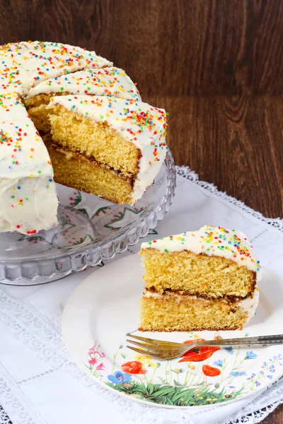 Lager tårta med vit glasyr dekorerad med hundratusentals — Stockfoto