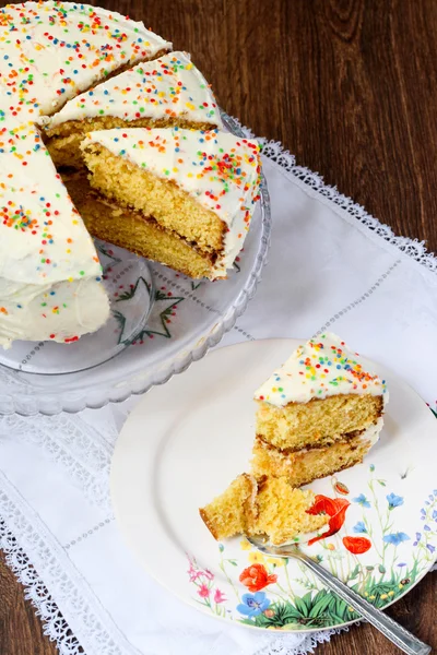 Layer cake with white frosting decorated with hundreds and thousands — Stock Photo, Image
