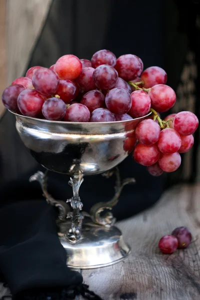 Виноград в вазе — стоковое фото