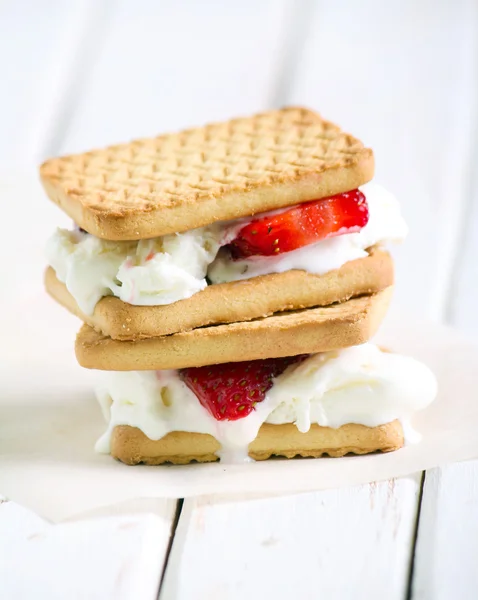 Biscuits with ice cream — Stock Photo, Image