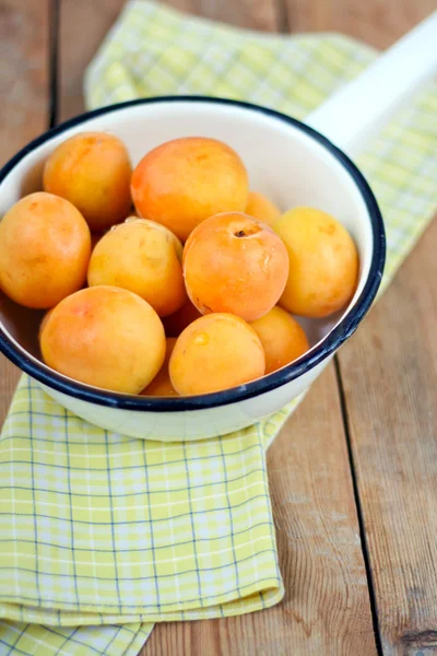 Apricots in colander — Stock Photo, Image
