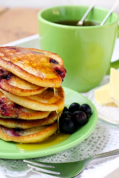 Pfannkuchen mit schwarzen Johannisbeeren — Stockfoto