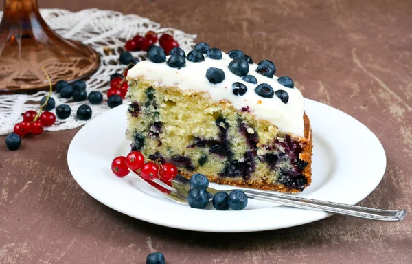 Bilberry cake with frosting — Stock Photo, Image