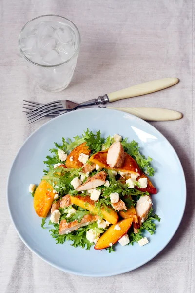 Grilled chicken and peach salad — Stock Photo, Image