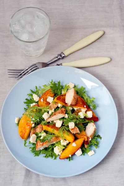 Grilled chicken and peach salad — Stock Photo, Image