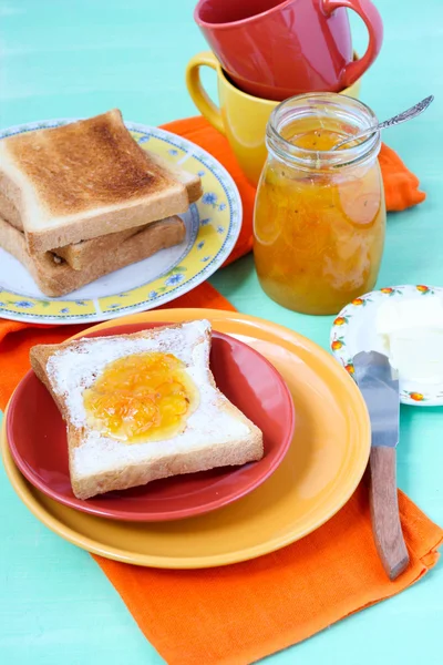 Rostat bröd med apelsinmarmelad — Stockfoto