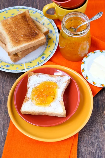 Rostat bröd med apelsinmarmelad — Stockfoto
