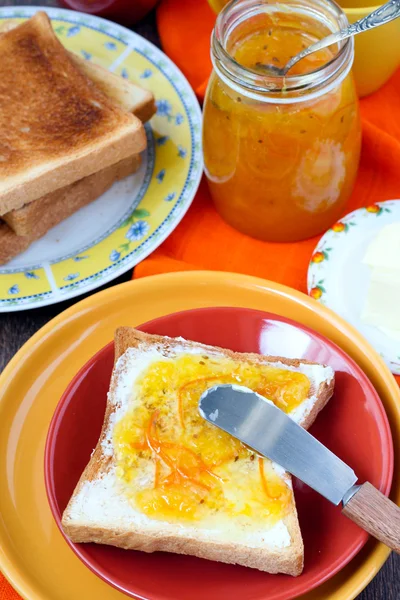 Toast met sinaasappelmarmelade — Stockfoto
