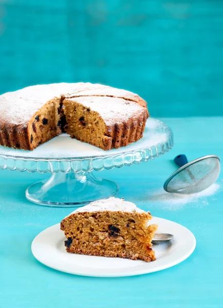 Data e bolo de polenta com nozes — Fotografia de Stock