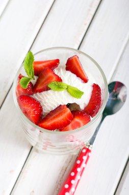 dondurma ve dilimlenmiş çilek