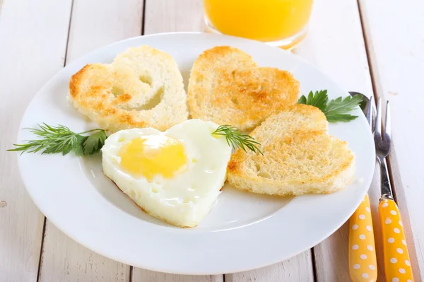 Stekt ägg och rostat bröd — Stockfoto