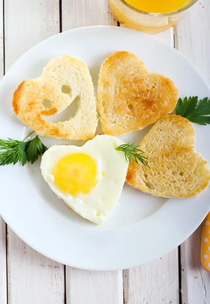Stekt ägg och rostat bröd — Stockfoto
