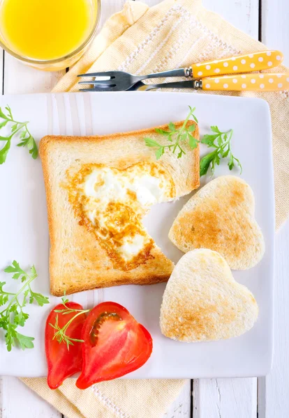 Heart shaped fried egg in toast — Stock Photo, Image