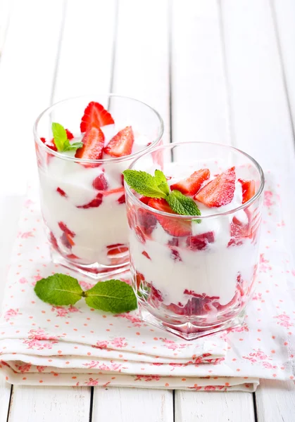 Light strawberry dessert — Stock Photo, Image