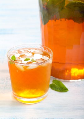 buzlu çay nane cam ile