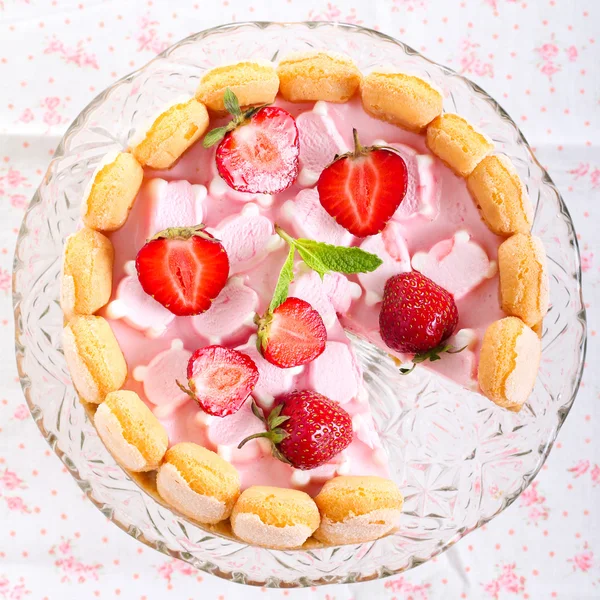 Torta di yogurt alla fragola e marshmallow — Foto Stock