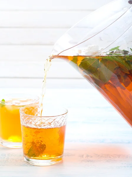 Pouring ice tea — Stock Photo, Image