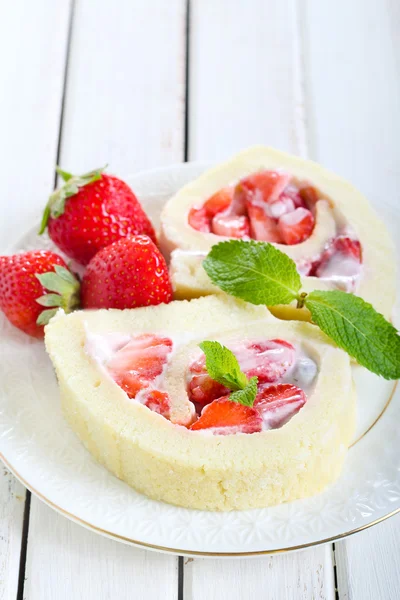 Rolada truskawkaroulade aux fraises — Zdjęcie stockowe