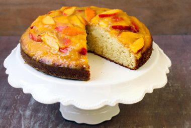 Şeftali krema ile sünger kek 