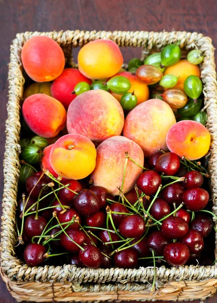 Frutas y bayas frescas — Foto de Stock