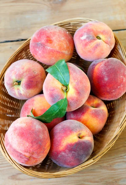 Peaches  in a basket — Stock Photo, Image