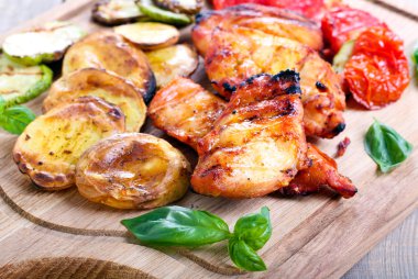 Izgara tavuk göğsü. 