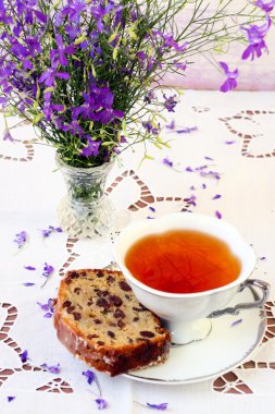 Üzümlü kek ve çay dilim