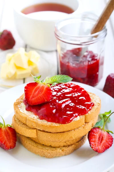 Homemade strawberry jam with toasts — Stock Photo, Image