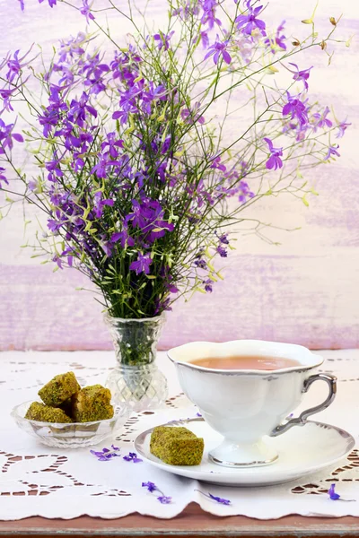 Turkish delight and  cup of tea — Stock Photo, Image