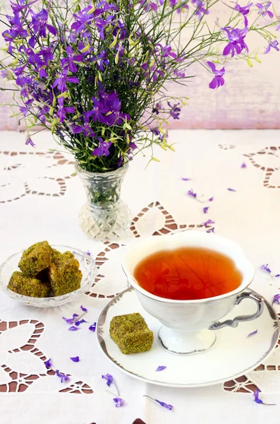 Turkish delight and  cup of tea — Stock Photo, Image