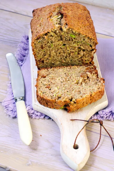 Zucchini-Laib-Kuchen mit Rosinen — Stockfoto