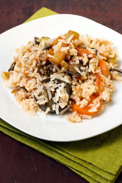 Rýže a zdobené restovanou zeleninou — Stock fotografie