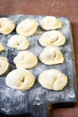 çiğ, çiğ taze yapılmış mantı 