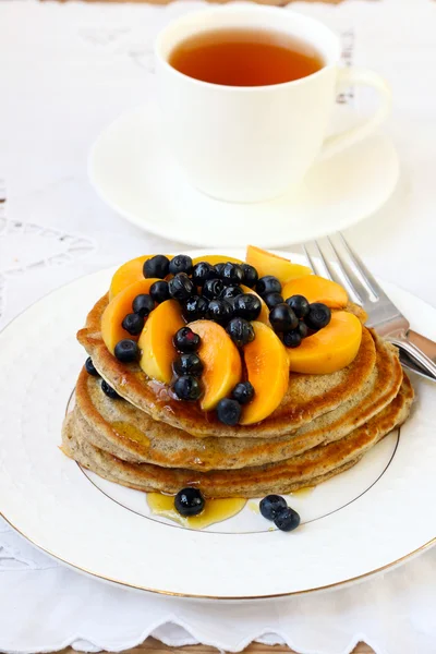 Flax pancakes with fruits — Stock Photo, Image
