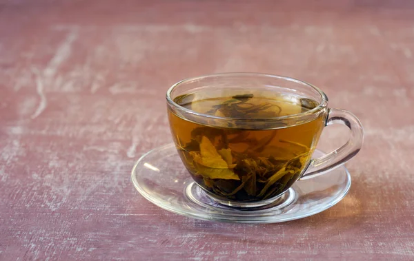 Зеленый чай в чашке — стоковое фото