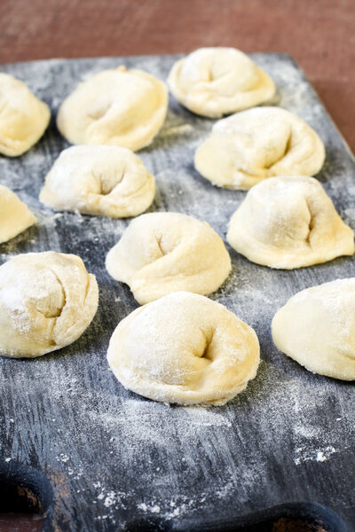 Сырые, сырые свежеприготовленные пельмени
 