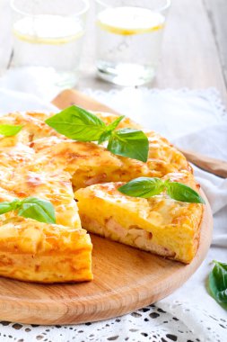 Jambonlu ve peynirli börek 