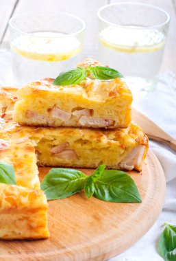 Jambonlu ve peynirli börek, seçici odak