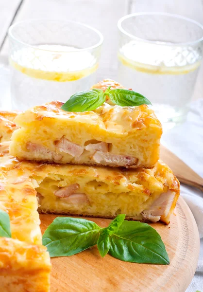 Jambonlu ve peynirli börek — Stok fotoğraf