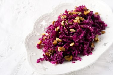kırmızı lahana ve elma salatası