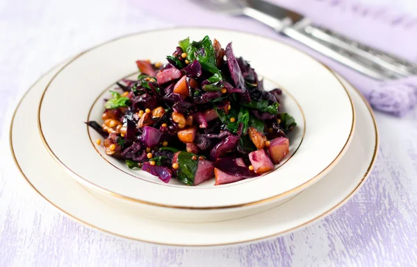 Rode kool en spinazie warme salade — Stockfoto
