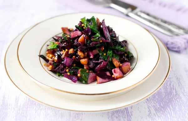 Repolho vermelho e salada quente de espinafre — Fotografia de Stock